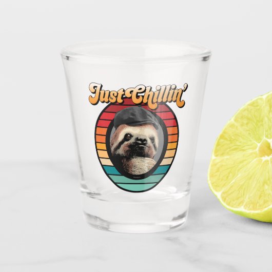 Chillin’ Sloth Schnapsglas (Vorderseite)