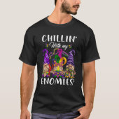 Chillin With My Gnomies Cute Gnome Mardi Gras Carn T-Shirt (Vorderseite)