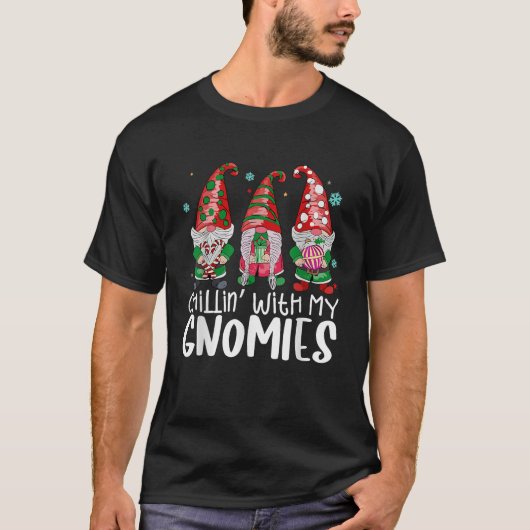 Chillin With My Gnomies Funny Christmas Family Fri T-Shirt (Vorderseite)