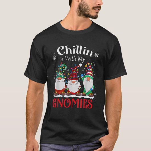 Chillin With My Gnomies Funny Christmas Family Fri T-Shirt (Vorderseite)