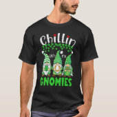 Chillin With My Gnomies St Patrick Day Gnomes Gard T-Shirt (Vorderseite)