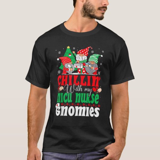 Chillin With My NICU Nurse Gnomies Gnomes Christma T-Shirt (Vorderseite)