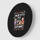 Chillin With My Slothmies Funny Sloth Ugly Christm Große Wanduhr (Winkel)