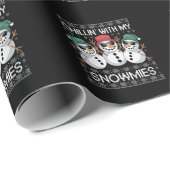 Chillin With My Snowmies Funny Ugly Christmas Geschenkpapier (Rolleneckpunkt)