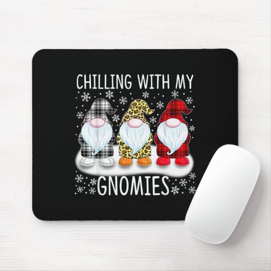 Chilling With My Gnomies Funny Group Of Gnomes Chr Mousepad (Mit Mouse)
