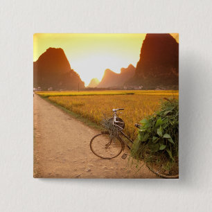 China, Guangxi. Yangzhou, Fahrrad auf dem Land Button