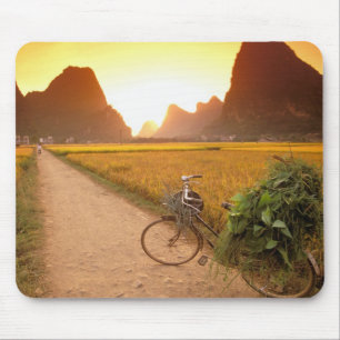 China, Guangxi. Yangzhou, Fahrrad auf dem Land Mousepad