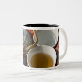 China, Hongkong. Traditionelles chinesisches Teeke Zweifarbige Tasse (VorderseiteRechts)
