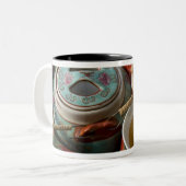 China, Hongkong. Traditionelles chinesisches Teeke Zweifarbige Tasse (Vorderseite Links)