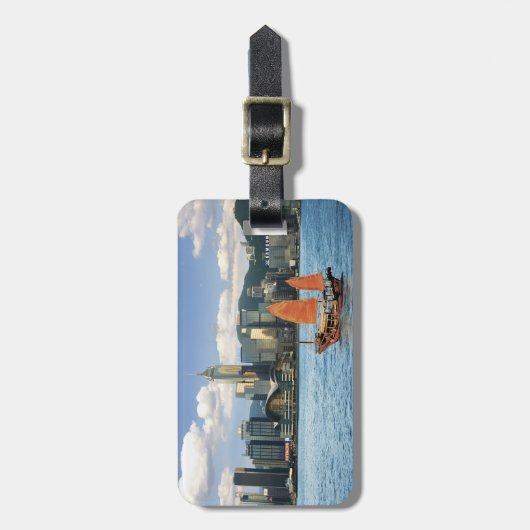 China; Hongkong; Victoria Harbour HafenA Gepäckanhänger (Vorderseite vertikal)