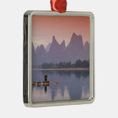 China, Li River. Single Kormoran Fischer. Silbernes Ornament (Rechts)