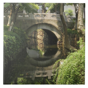 China, Nantong, eine Bogenbrücke bildet ein perfe Fliese