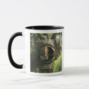 China, Nantong, eine Bogenbrücke bildet eine perfe Tasse