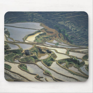 China, Provinz Yunnan. Überschwemmte Reisterrassen Mousepad