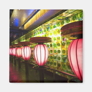 China, Shanghai. Bar im Xin Tian Di Bar Magnet