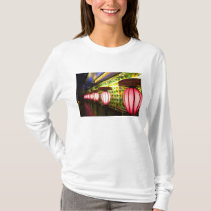China, Shanghai. Bar im Xin Tian Di Bar T-Shirt