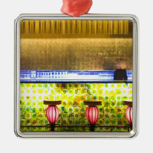 China, Shanghai. Bar in der Xin Tian Di Bar 2 Silbernes Ornament