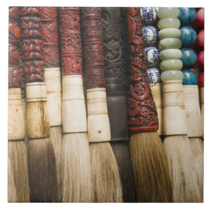 China, Shanghai. Pinsel Chenghuang Miao Fliese