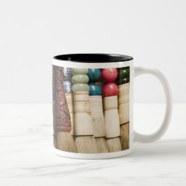 China, Shanghai. Pinsel Chenghuang Miao Zweifarbige Tasse