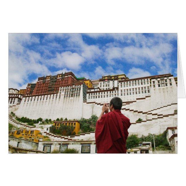 China, Tibet, Lhasa, tibetischer Mönch mit Potala (Vorderseite (Horizontal))