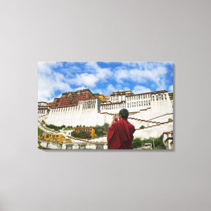 China, Tibet, Lhasa, tibetischer Mönch mit Potala Leinwanddruck