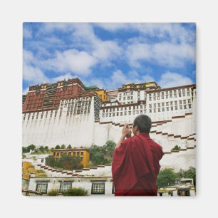 China, Tibet, Lhasa, tibetischer Mönch mit Potala Magnet
