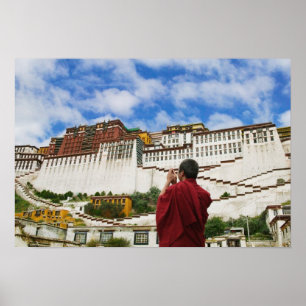 China, Tibet, Lhasa, tibetischer Mönch mit Potala Poster