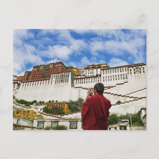 China, Tibet, Lhasa, tibetischer Mönch mit Potala Postkarte (Vorderseite)