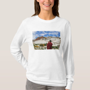China, Tibet, Lhasa, tibetischer Mönch mit Potala T-Shirt