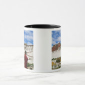 China, Tibet, Lhasa, tibetischer Mönch mit Potala Tasse (Zentrum)