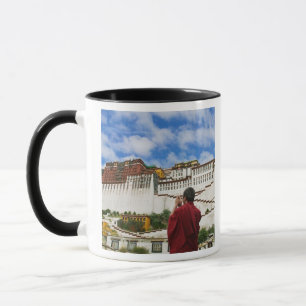 China, Tibet, Lhasa, tibetischer Mönch mit Potala Tasse