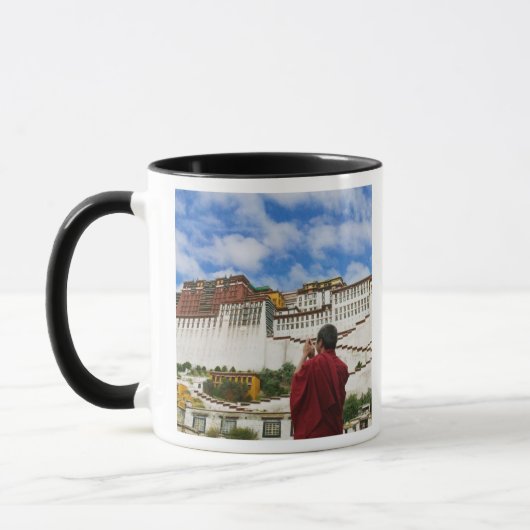 China, Tibet, Lhasa, tibetischer Mönch mit Potala Tasse (Links)