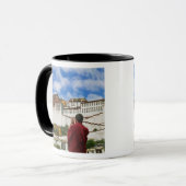 China, Tibet, Lhasa, tibetischer Mönch mit Potala Tasse (Vorderseite Links)