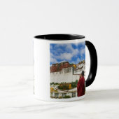 China, Tibet, Lhasa, tibetischer Mönch mit Potala Tasse (VorderseiteRechts)
