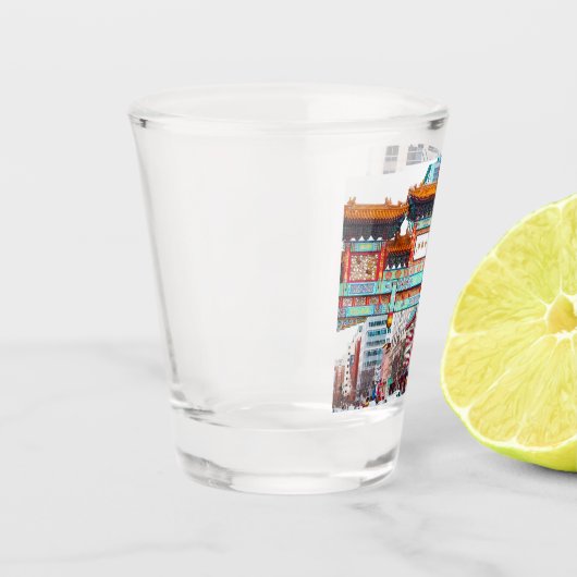 Chinatown in Washington DC. USA Schnapsglas (Links)