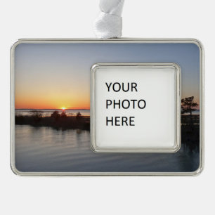 Chincoteague Sunset I Virginia Landschaft Rahmen-Ornament Silber