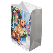 Chinese Shar-Pei Snowy Town Fountain Christmas Art Mittlere Geschenktüte (Rückseite Schrägansicht)
