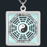 Chineseacht Trigrams Yin-Yang Symbol-Anhänger Versilberte Kette<br><div class="desc">Balance,  Energie und guter Feng-shui sind mit Ihnen,  wohin Sie mit diesem Geschenk silbernen YinYang Symbols gehen,  das durch die acht Trigrams eingekreist wird. Klicken Sie bitte "besonders anfertigen es" Knopf zur Änderungshintergrundfarbe,  IE: weiß,  grau,  hellpurpurn ... ..,  von diesem hängenden vorherigen,  zum Anzug Ihren Geschmack bestellend.</div>