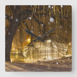 Chinesische Brücke im Schnee. Quadratische Wanduhr