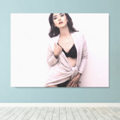 Chinesische Frau mit BH und Hose Leinwanddruck (Insitu (Holzboden))