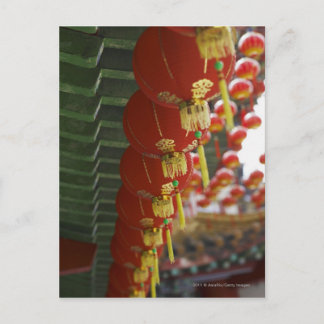 Chinesische Laternen, die aus dem Tempel hängen Postkarte