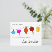 Chinesische Laternen Save the Date Ankündigungspostkarte (Stehend Vorderseite)