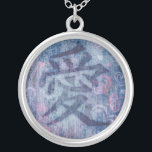 Chinesische Liebe Symbol rosa Herzen auf blauer Ha Versilberte Kette<br><div class="desc">Chinesische Liebe Symbol denim blauen Hintergrund mit einem rosa Herz gemusterten Effekt. Eine großartige Möglichkeit,  Ihre Liebe am Valentinstag auszudrücken oder einem Liebsten zu geben. Einzigartiges Design von Sarah Trett.</div>