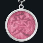 Chinesische rote Liebe Versilberte Kette<br><div class="desc">Chinesische Liebe Symbol auf Herz denim rosa Effekt. Eine großartige Möglichkeit,  Ihre Liebe am Valentinstag auszudrücken oder einem Liebsten zu geben. Einzigartiges Design von Sarah Trett.</div>