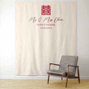 Chinesische Teezeremonie in Rot-Beige vor dem Hint Wandteppich
