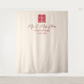 Chinesische Teezeremonie in Rot-Beige vor dem Hint Wandteppich (Vorderseite)