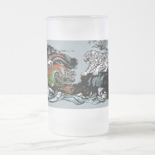 Chinesischer Drache gegen WhiteTiger Mattglas Bierglas (Mittel)