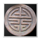 Chinesisches Langlebigkeits-Symbol auf einer alten Fliese (Vorderseite)