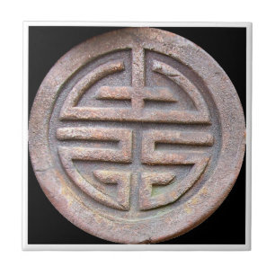 Chinesisches Langlebigkeits-Symbol auf einer alten Fliese