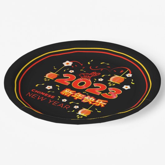 Chinesisches Neujahr 2023 Rabbit Red Gold Black 9" Pappteller (Schrägansicht)